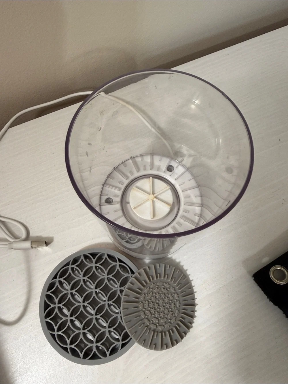 Makeup brushes cleaning machine